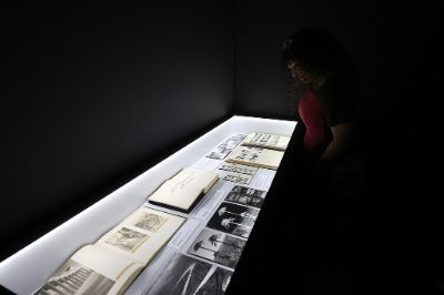 Junto a las fotografías, la muestra contempla documentos pertenecientes al plantel y la donación de la familia Magnere. 